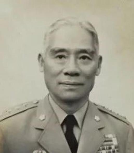 1942年，黄士伟在路上埋60枚地雷阻击日军，准备预测日军会停下的地方时，他突然