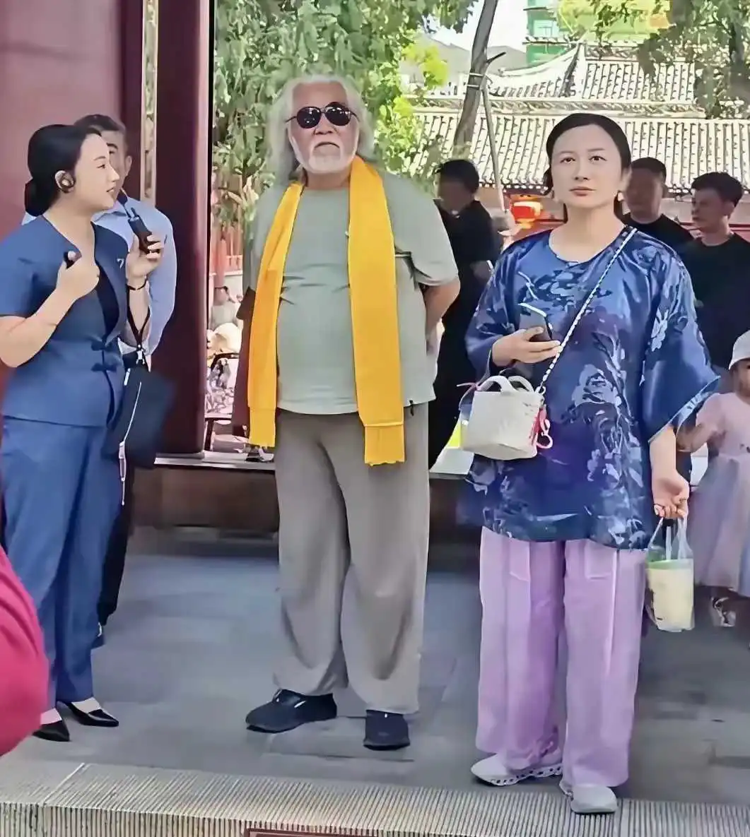 张纪中夫妇到甘肃旅游，杜星霖打扮很老气，生四胎后身材臃肿走样