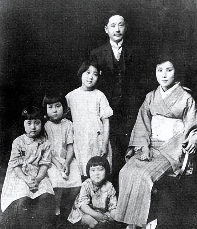 1948年，1名50多岁的日本女子，领着5个孩子，去郭沫若家敲门。郭沫若妻子于立