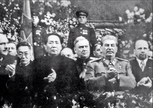 1949年，毛主席正要下令，让解放军渡过长江，解放南京，斯大林却发来一封电报：要
