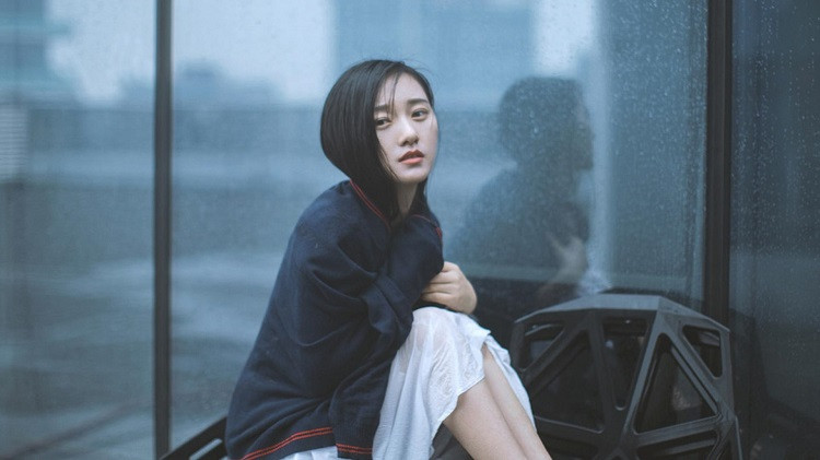 婚外情结束后，男人若放不下情人，就会关注她的一切动态。他会悄悄留着她的联系方式