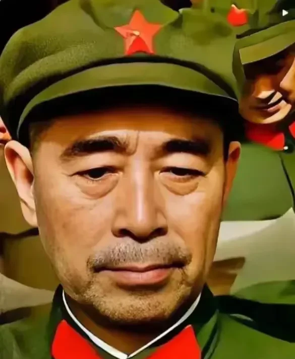 周总理身着军装的样子，英气而坚毅，他虽无儿无女，却把全中国的人民都当作自己的亲人