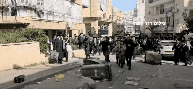 视频画面是以色列的某一个哈雷迪教派的社区，就是那种非常传统的犹太信徒戴个黑帽子