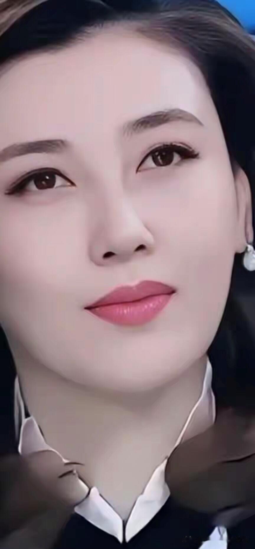 央视第一美女，果真是漂亮啊，这精致的五官，这神态，这体态，真的是绝了，堪称是央视