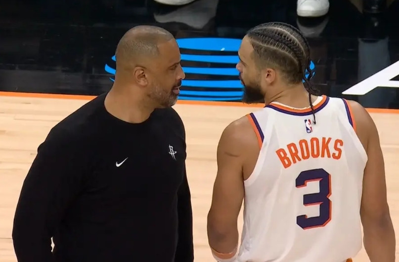 今天火箭客场挑战太阳发生了一幕非常搞笑的事情狄龙布鲁克斯在一个回合中撞倒了火箭