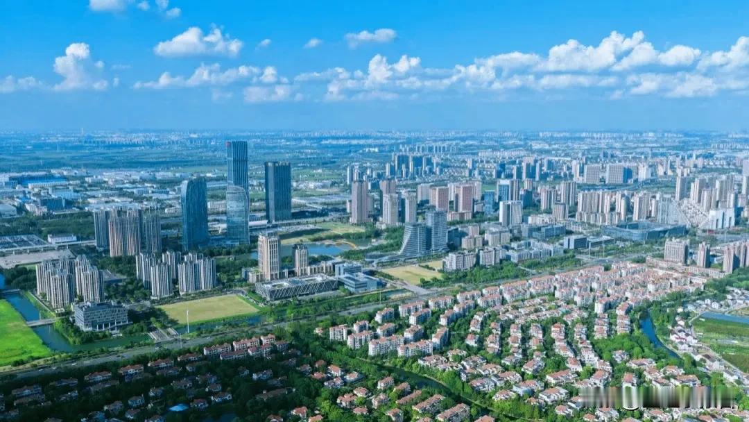 有人拿句容宝华镇和昆山花桥镇作对比，虽然两地都毗邻大城市，但两地的产业基础、发展