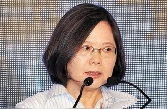 台湾岛内相当一些老百姓毫无底线支持台独、自认不是中国人，还肆意咒骂大陆人民、攻击