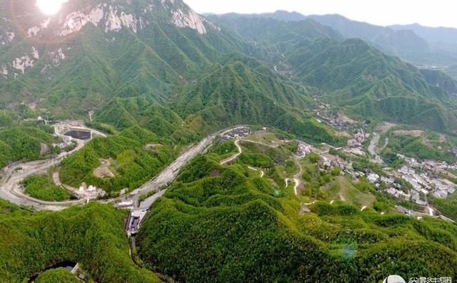 龙潭沟自然生态风景区位于河南省伏牛山腹地的西峡县双龙镇,距西峡