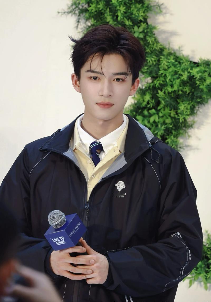 娱乐圈的“瓜田”近日再添新料。知名爆料主播刘大锤在直播中被网友追问新生代演员王星