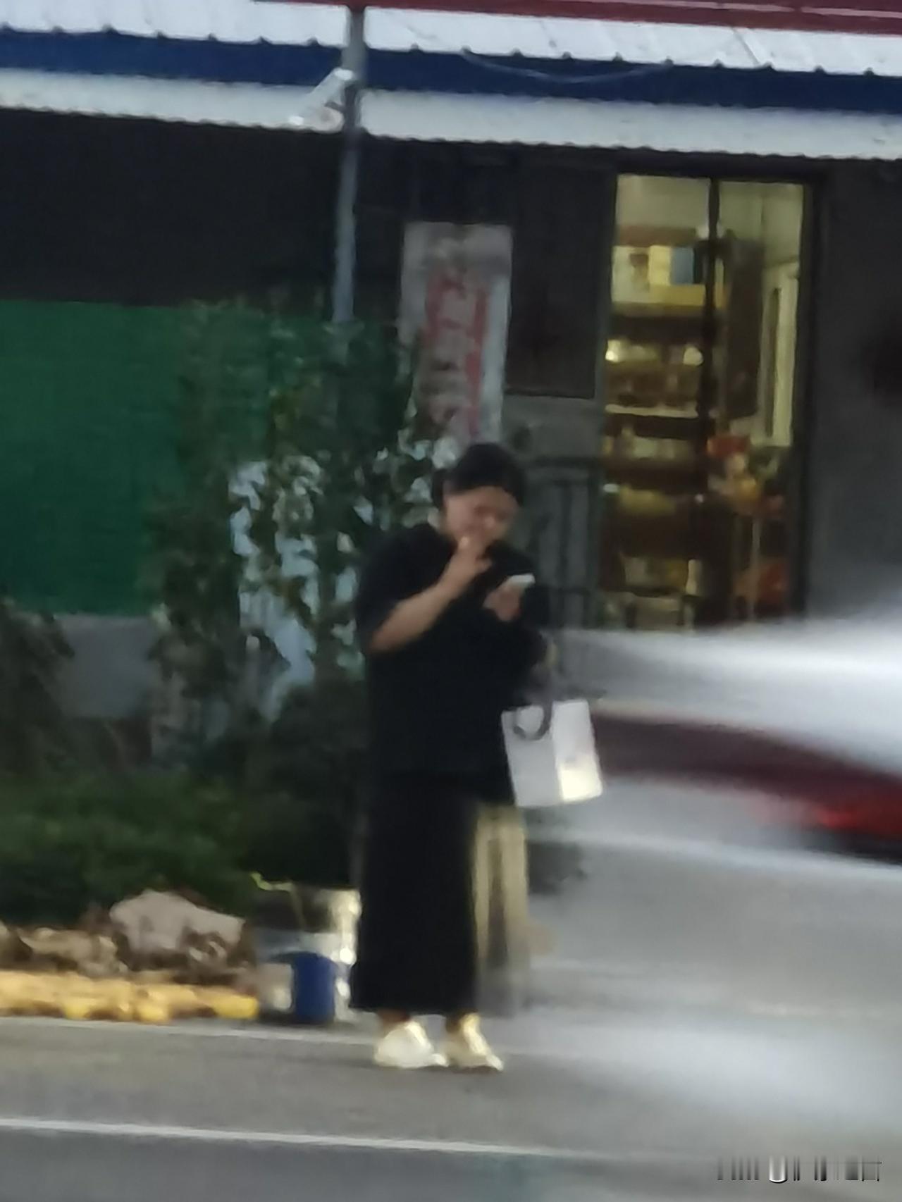 发现一个奇怪现象：女孩儿一入大学，迅速发生变化。邻家女孩儿，高考前，无论着装、