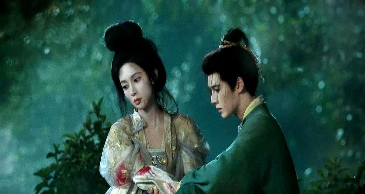 “披风一搭，热搜就爆了。”李昀锐的手还没离开布料，抖音播放量已经飙到三亿。