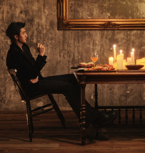 那种粗粝的男人味和满格的性张力结合，塑造出很难复制的个人特质，在当下市场很稀缺