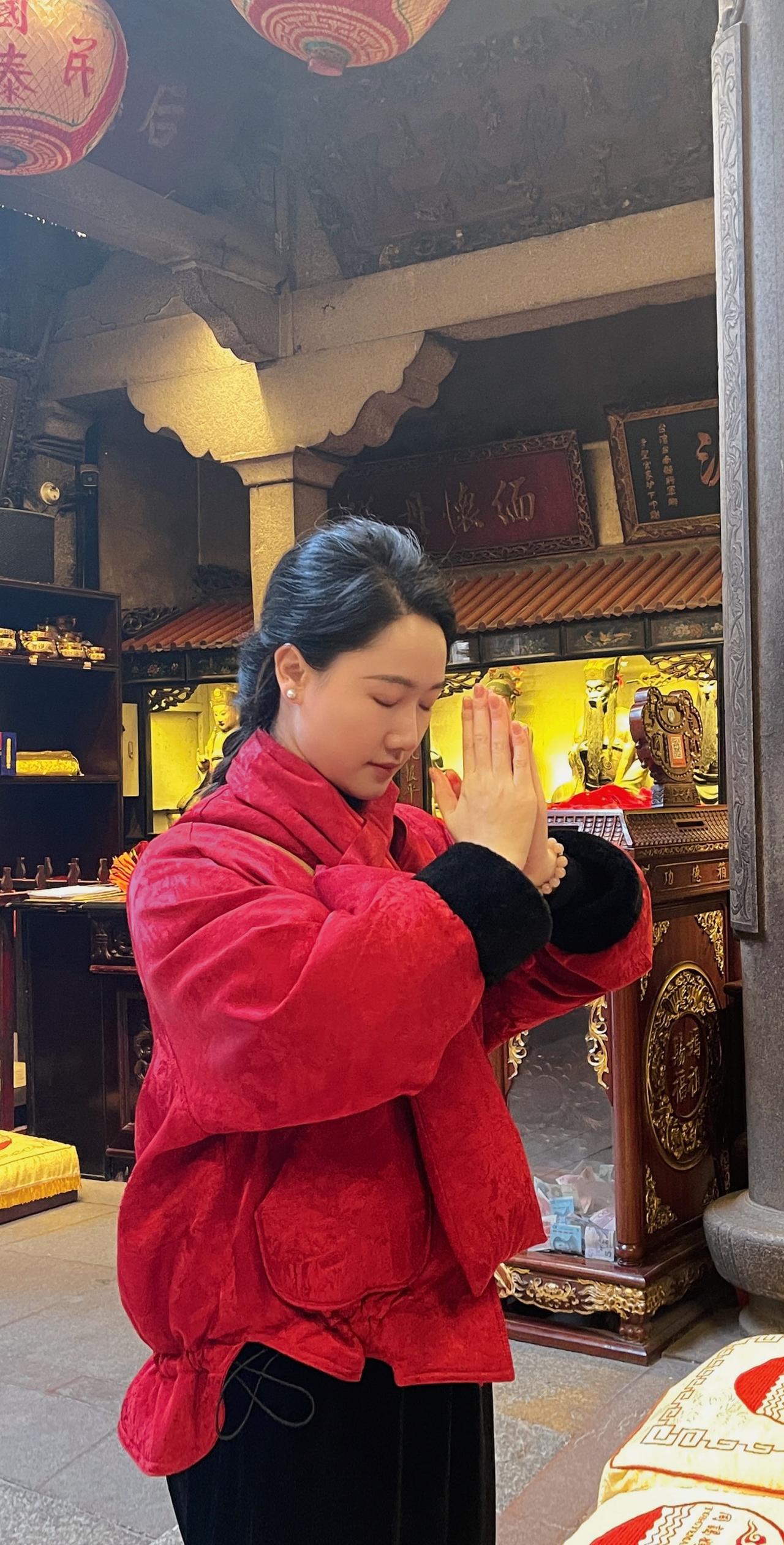 跪下去是敬畏，闭上眼是真心。这一刻，我与妈祖悄悄对话。寺庙记录身边的传统文化