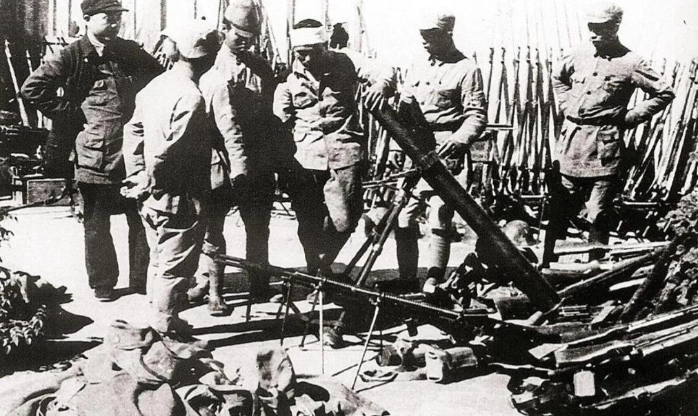 1939年，一地主将300名八路军接到家中休养，谁料，却被1200名日军包围。激