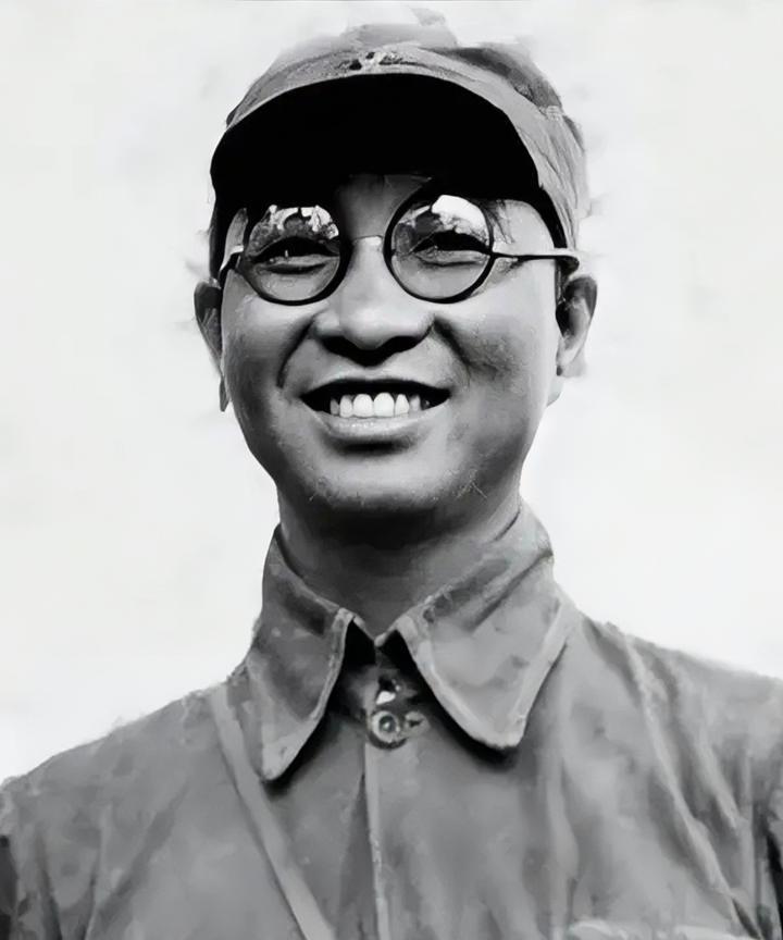 “主席，您给我讲讲，候补？我候谁的补呀？”中共七大中，陈赓被选为候补委员，会议结
