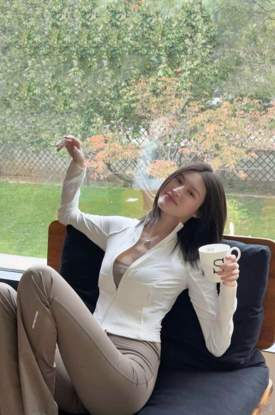 何穗产后首次晒照，身穿瑜伽服小腹平坦、四肢纤细，上个月刚与陈伟霆官宣生子