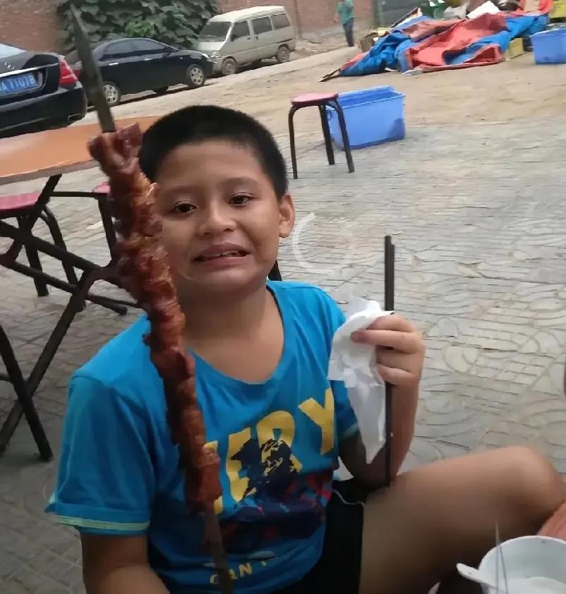 找出林诗栋小时候吃羊肉大串的图片，再看看现在一提好吃的就两眼放光。林诗栋说起新
