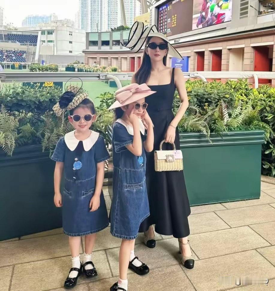 方媛带女儿去看赛马，两女儿不仅生得好看，打扮得也很漂亮。郭天王有这两个漂亮的小棉
