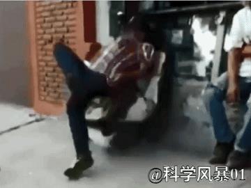 女孩臀部被升降椅炸出碗口大的洞，200个大气压把气压杆炸碎穿进人体。如果你买的升