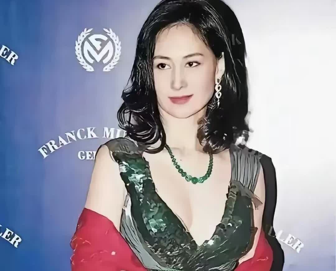 何超琼和李嘉欣，谁更适合当老婆呢？有人说，当然是李嘉欣