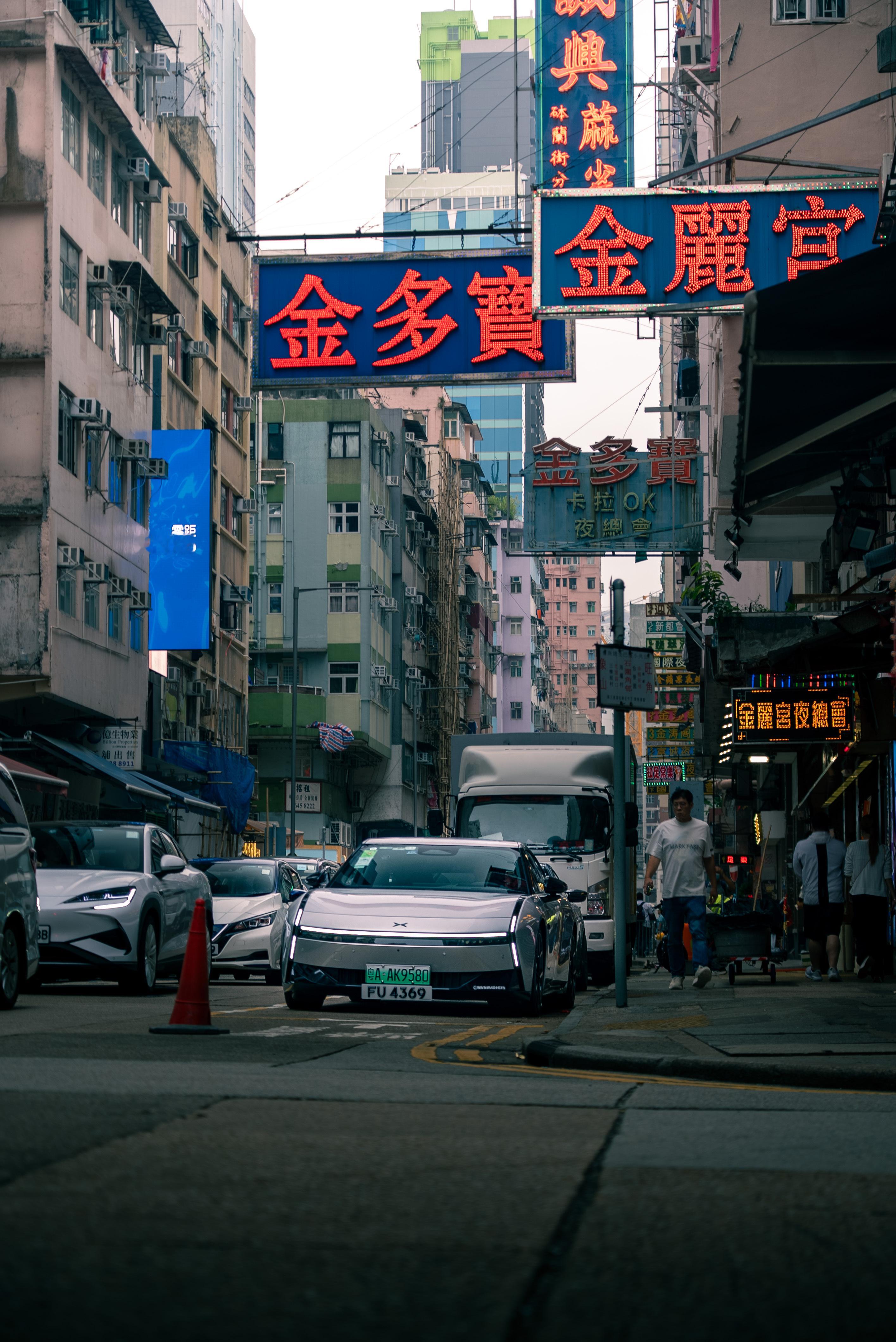 小鹏P7首次亮相香港街头香港街头惊现全新小鹏P7，时尚，从容，优雅，致敬未来​