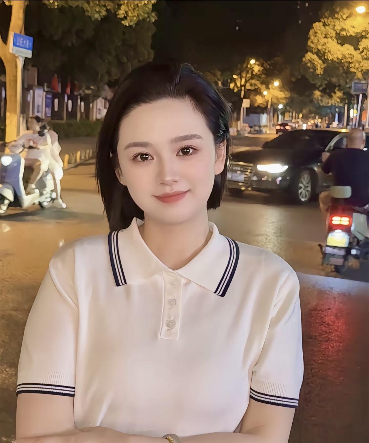 静谧瞬间暮色泼洒在街头，晕染出温柔的网。她立于光影交汇处，白衫如月光裁就，领口