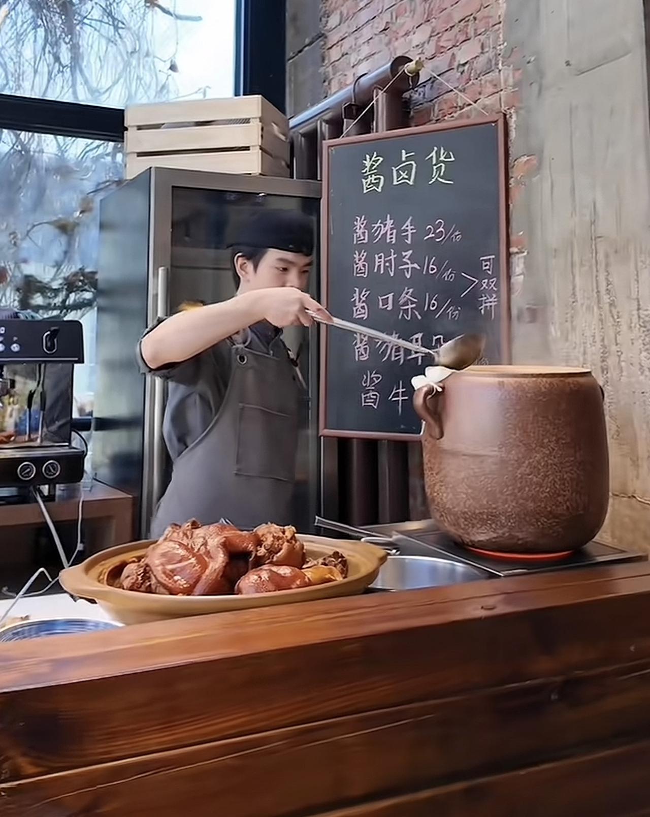 这一次大家可不许说西贝的焖面是预制菜了，跟预制菜真的是一点都不沾边。从员工分享