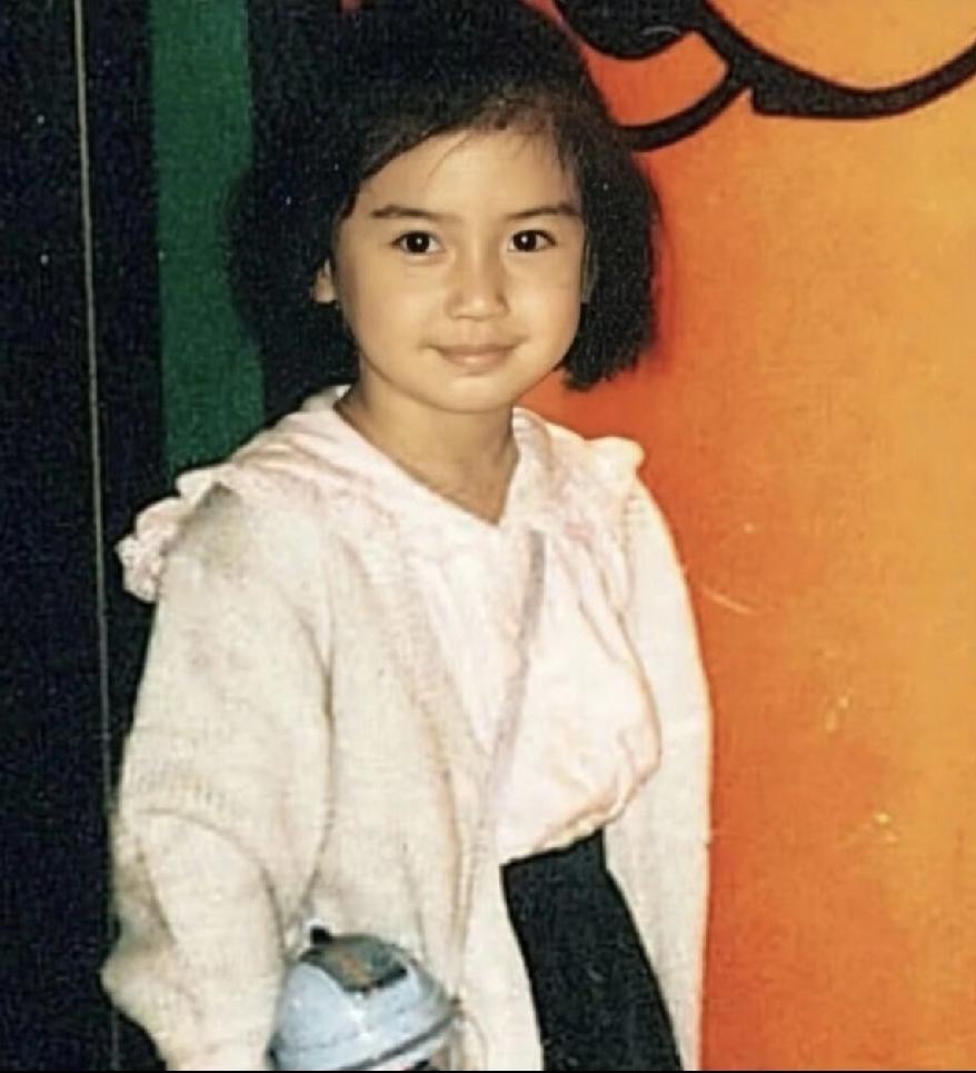 小杨颖是个乖巧的洋娃娃。胖嘟嘟的圆脸蛋，大大的眼睛闪闪亮，好卡哇伊。