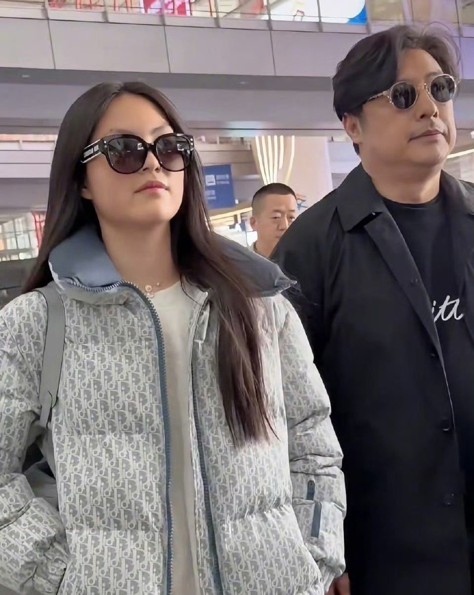 王诗龄放假回国了王岳伦机场接机～王诗龄自信气质神似李湘​​​