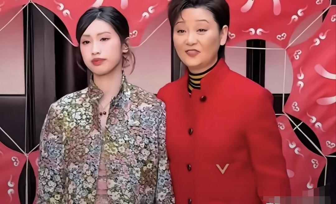 徐帆对养女徐朵是真好！她带着徐朵参加活动，几次想挽女儿胳膊，女儿仿佛视而不见。搁