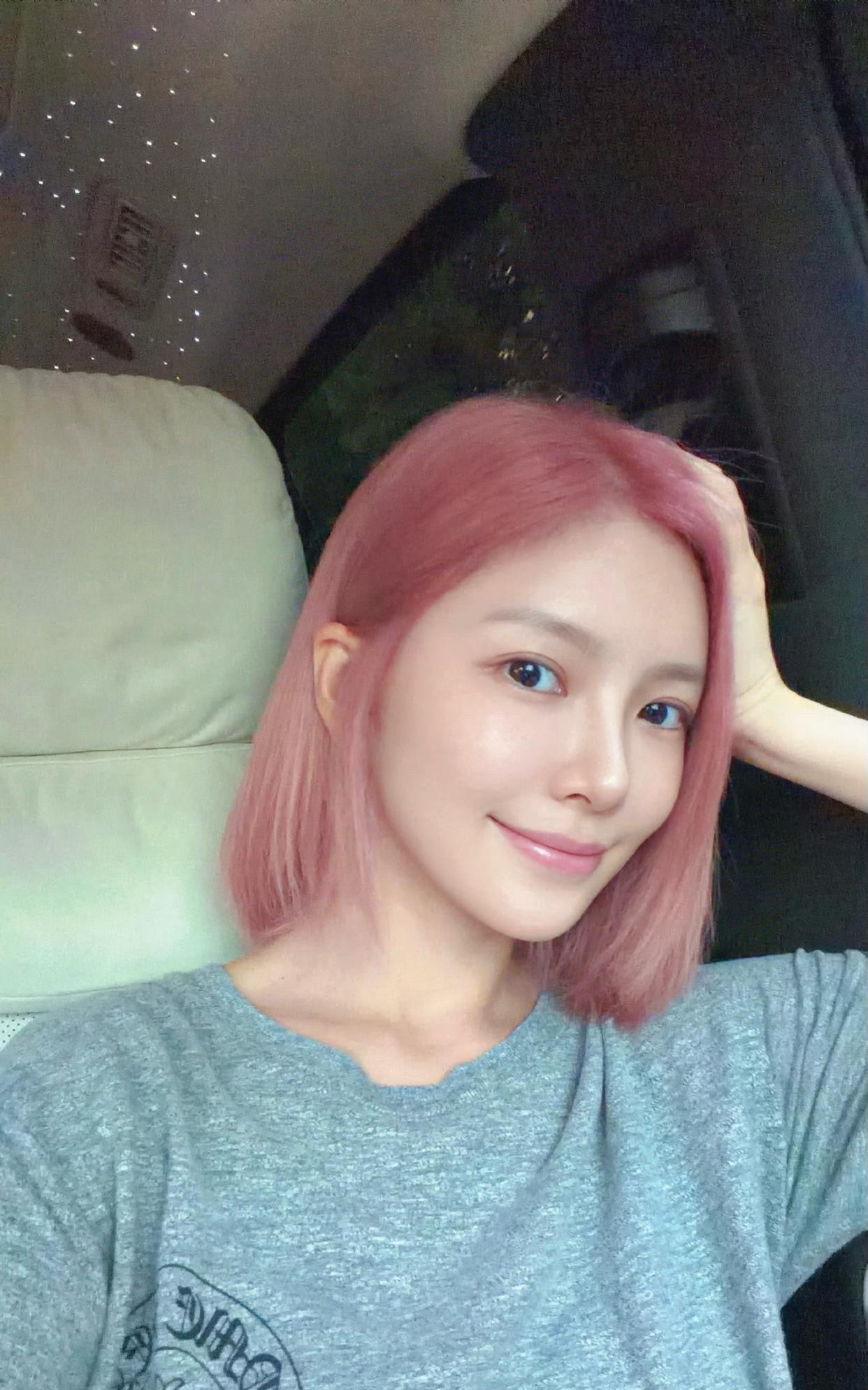 杜淳老婆之前剪了短发被吐槽像蔡根花宝贝，不过把黑发染成粉色后，真的好洋气。这个发