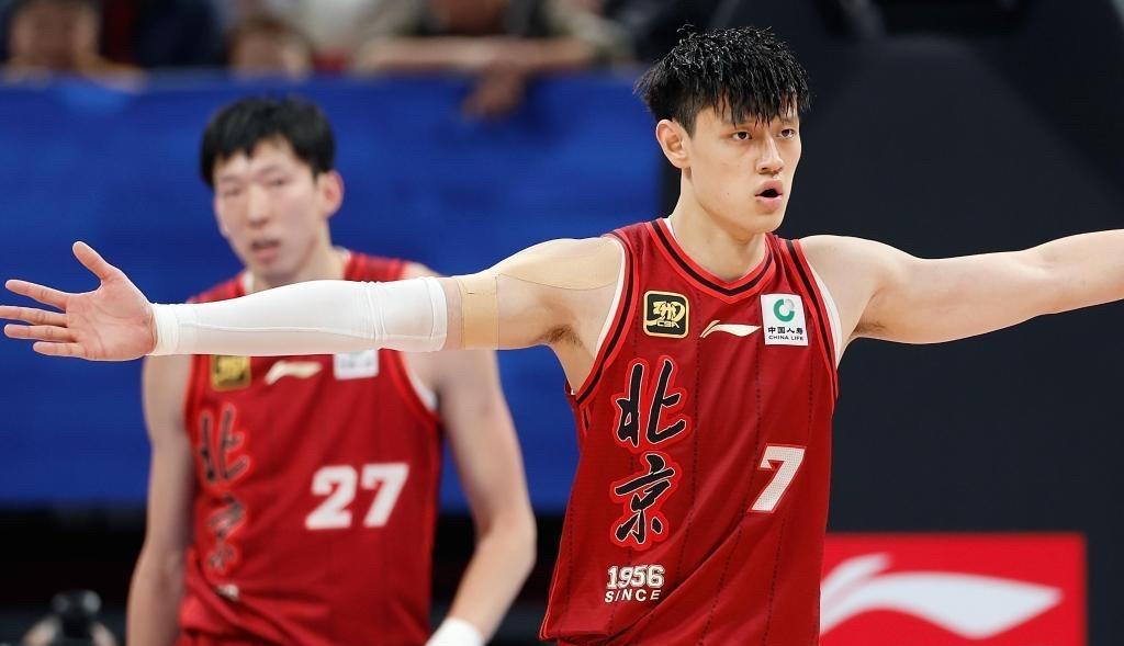 这年头真是什么人都敢做NBA梦啊！北京主场被广厦血洗33分，场边坐着的曾凡博全程