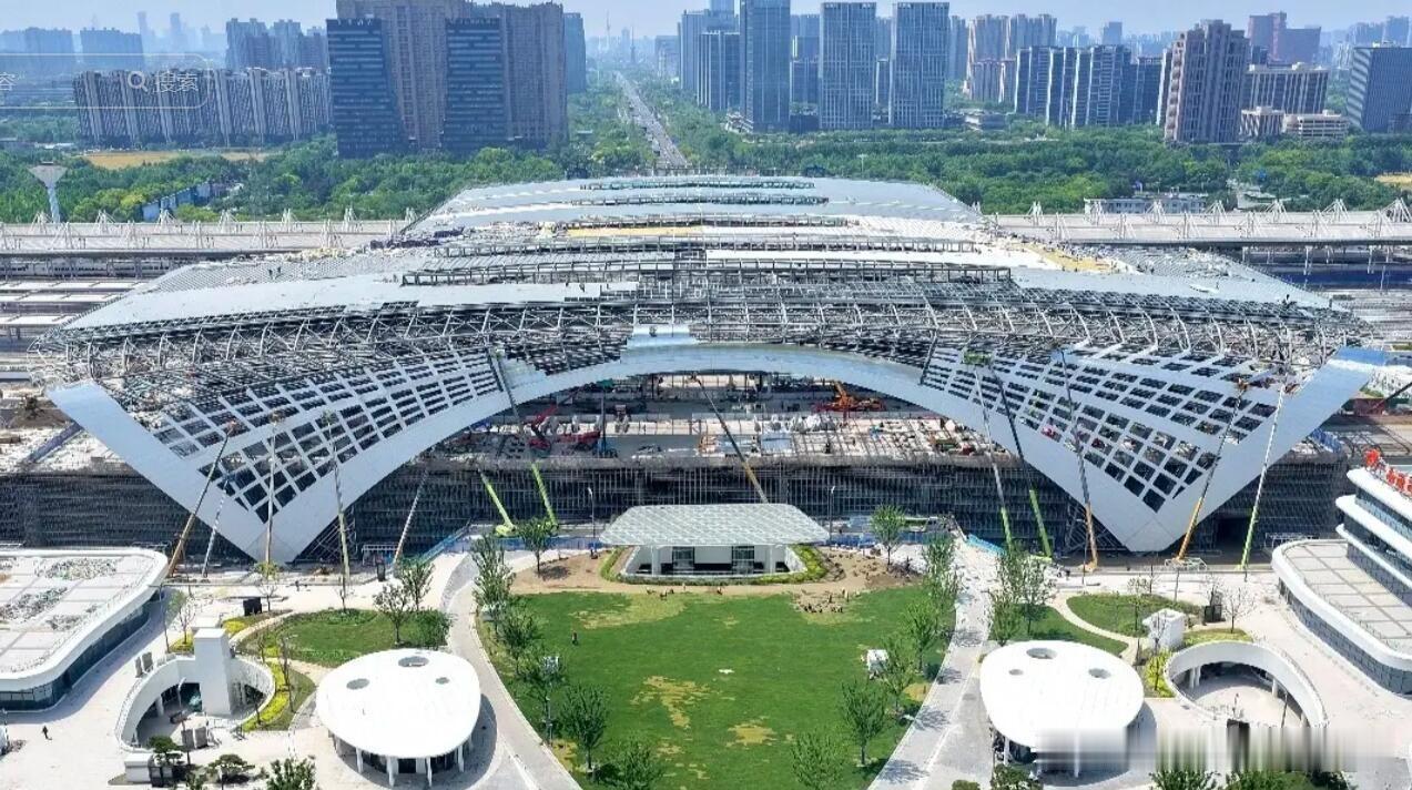 南通火车站北广场扩建，目前大体外观基本初现，整个火车站明显感觉提升一档。新南通站