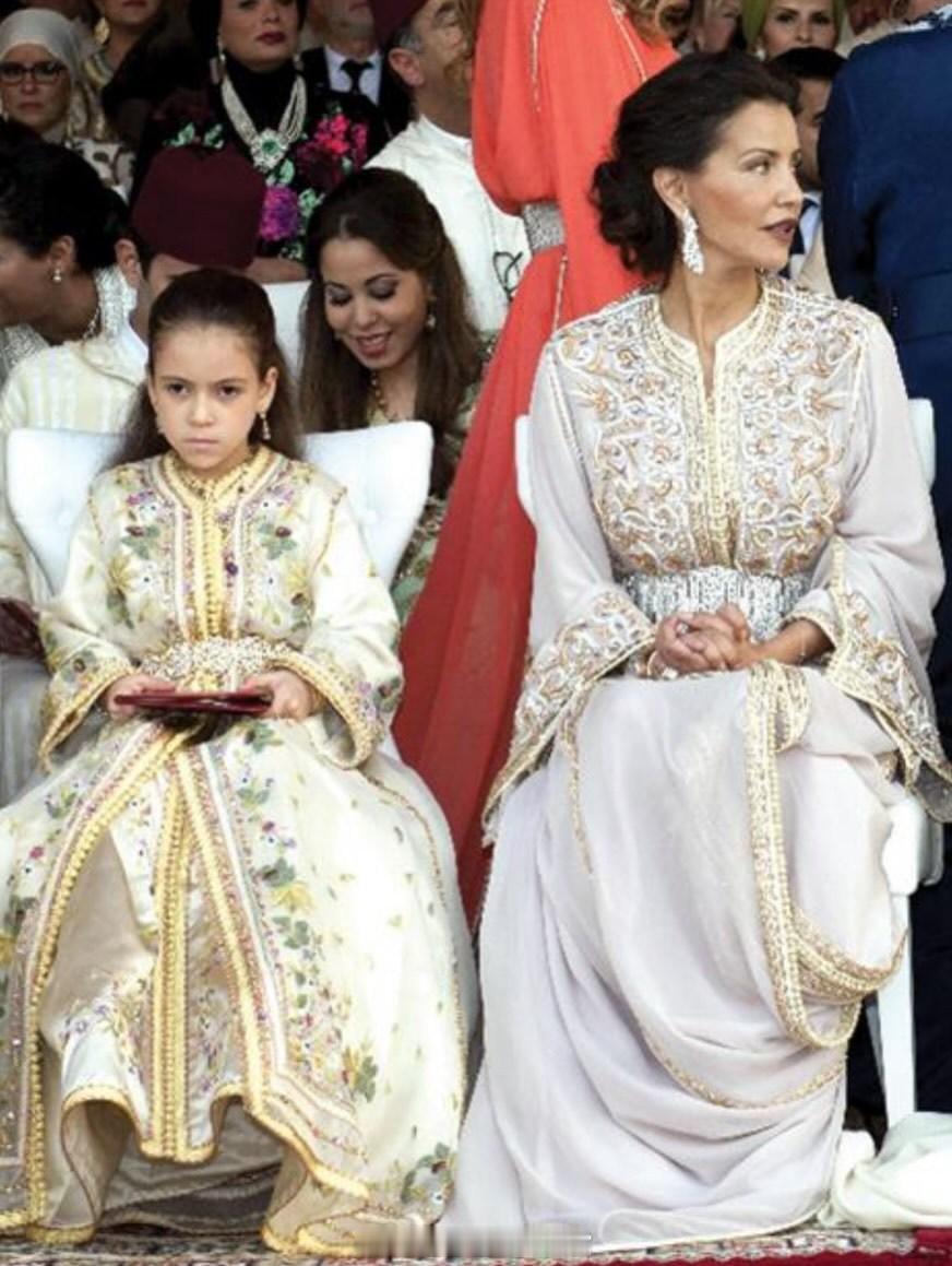 王室王室摩洛哥王室老照片：2014年，各国嘉宾参加穆六他弟弟的婚礼。ε=(´ο