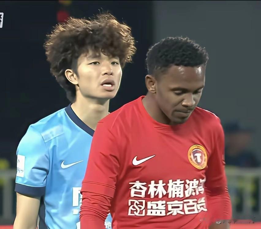 这就是身价450万欧，中超身价第一的外援，我看就是中超第一笑话。第一场中超踢完就