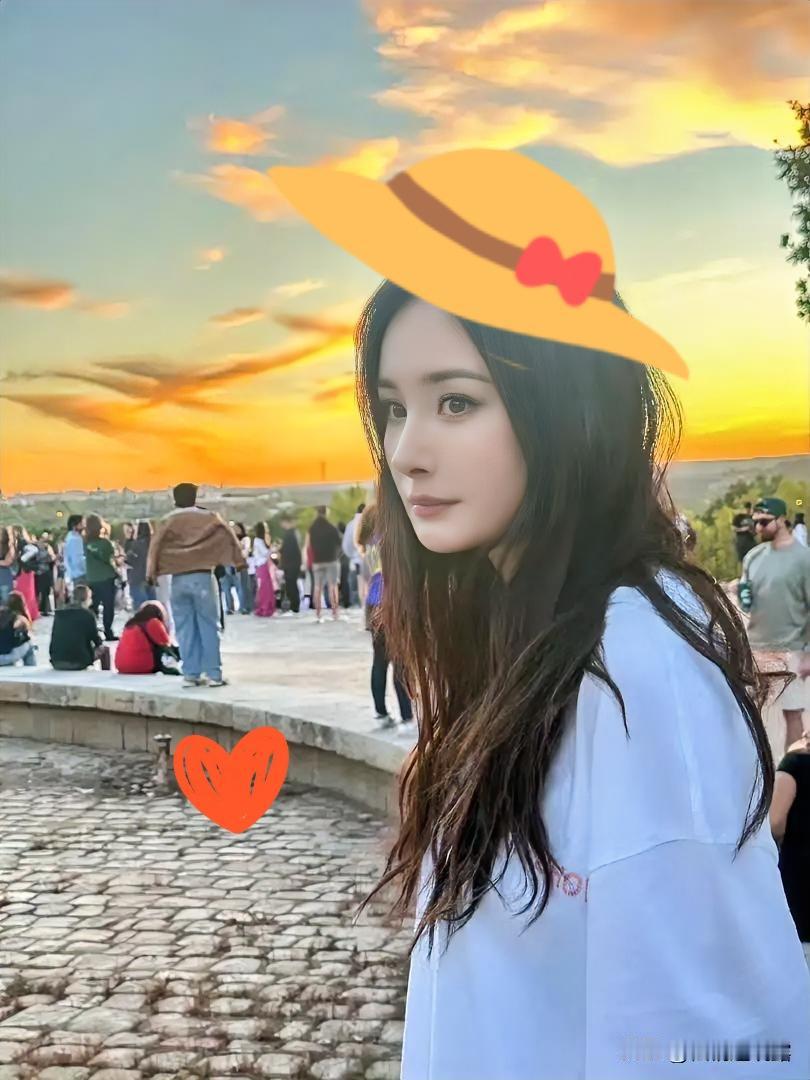 一个官宣暂缓，才懂杨幂的红从不是偶然！香港灾情当前，她果断叫停Prada全球