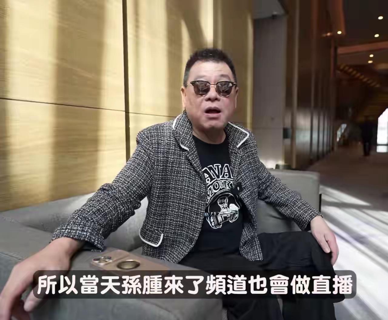孙德荣用八小时的歌声将思念传递给全世界，尽管没有追思会。师父在YouTube上搭