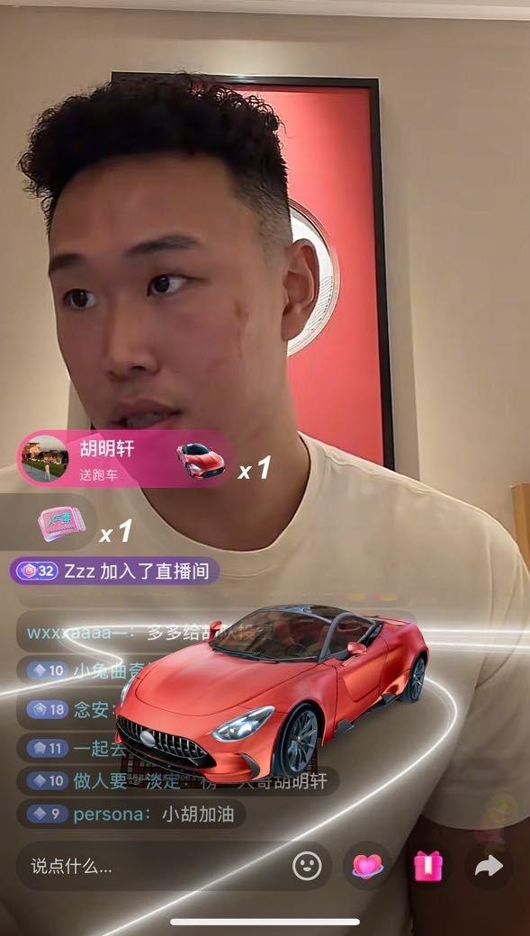胡明轩贺希宁兄弟情深，贺希宁在带队深圳大胜上海队后开直播庆祝，坦言非常想去打全明