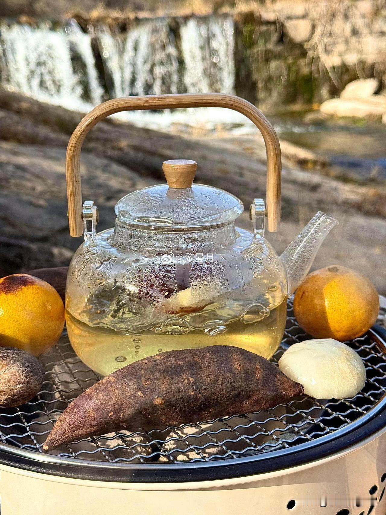 今日早餐，是一炉暖烘烘的“小幸福”：烤得香甜的玉米、红薯，配上一壶热饮，还有满盘