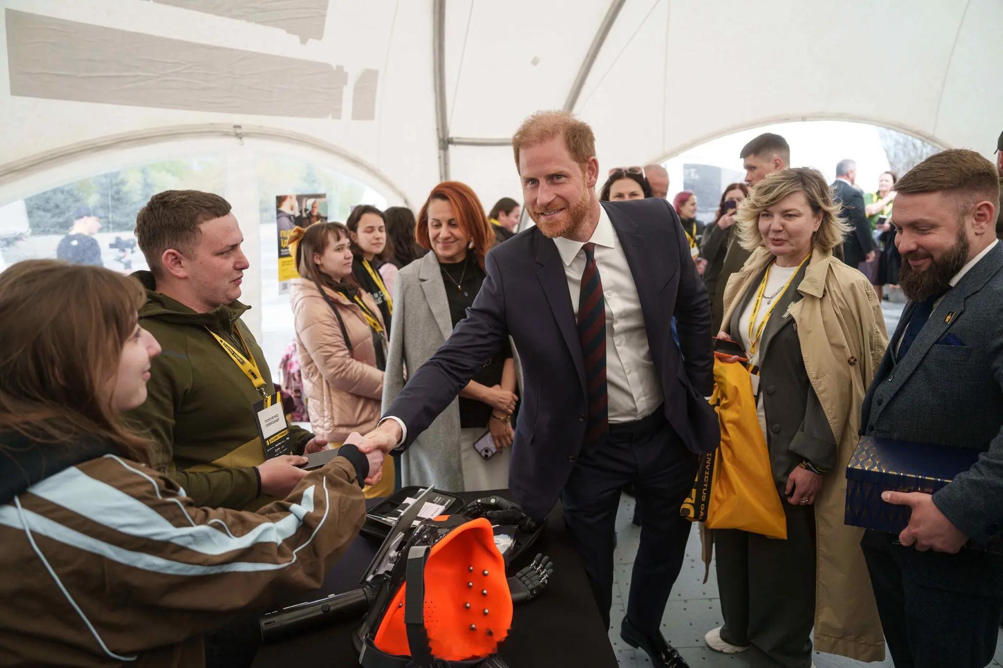 查尔斯三世此次访美不会与儿子哈里王子会面尽管哈里目前居住在美国加州，但王室方面