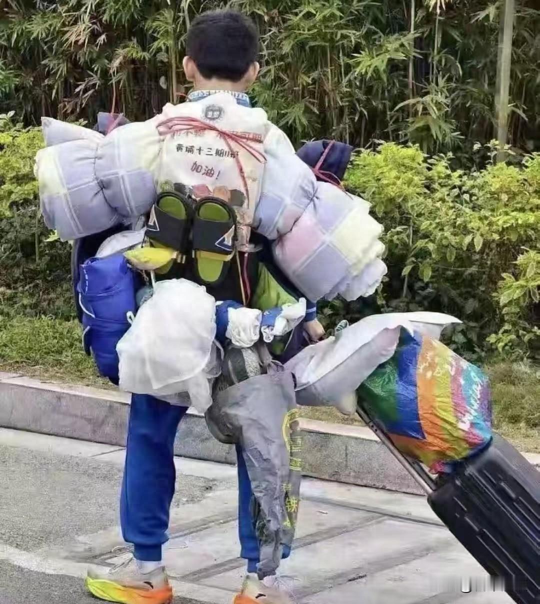 初二男生自己扛被子坐地铁回家，行李里有竹席书架和“大湾鸡”玩偶。他没哭没喊，也没