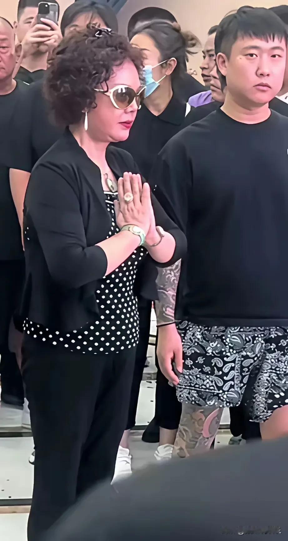 老五婶儿梦真也来吊唁了。她穿了身黑西装，看着特正式，还跟家属热热闹闹地抱了抱。虽