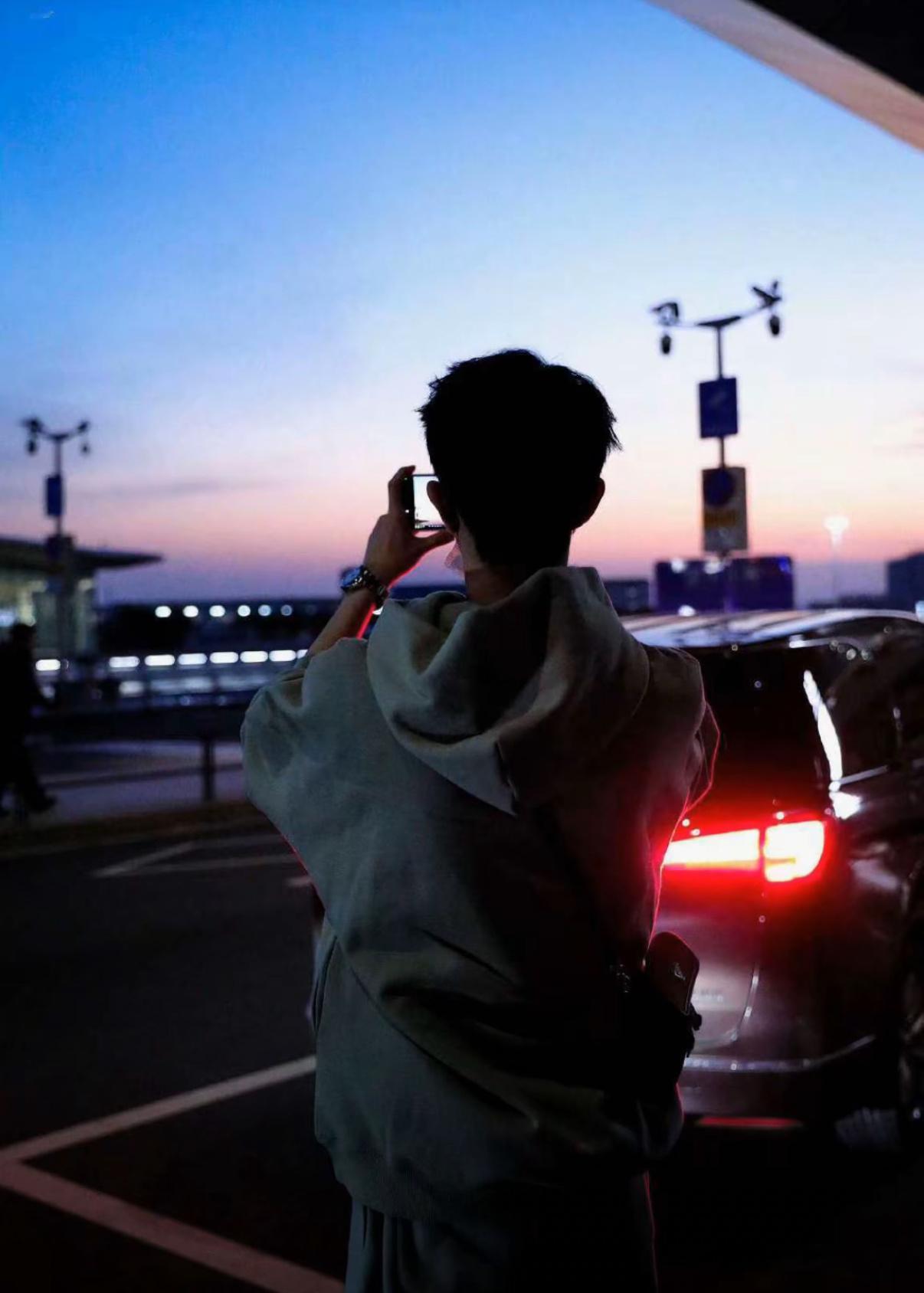 只靠背影都能认出的人只有他了吧，他真的很喜欢摄影[比心][比心]​​​