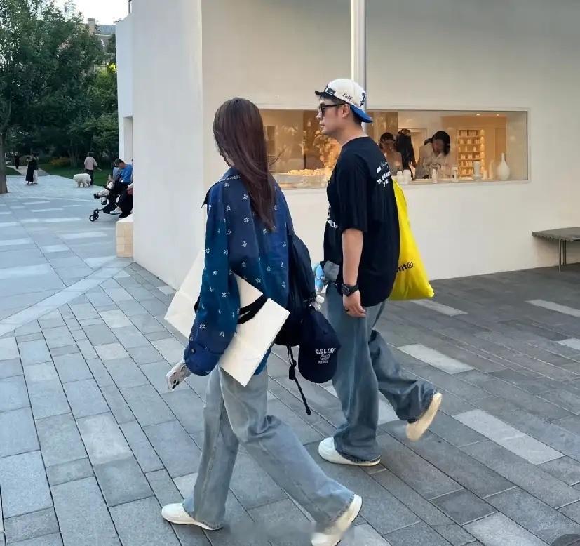 有网友在阿那亚偶遇陈赫和他老婆，夫妻俩手牵手，好甜蜜！张子萱确实很漂亮，很青春俏