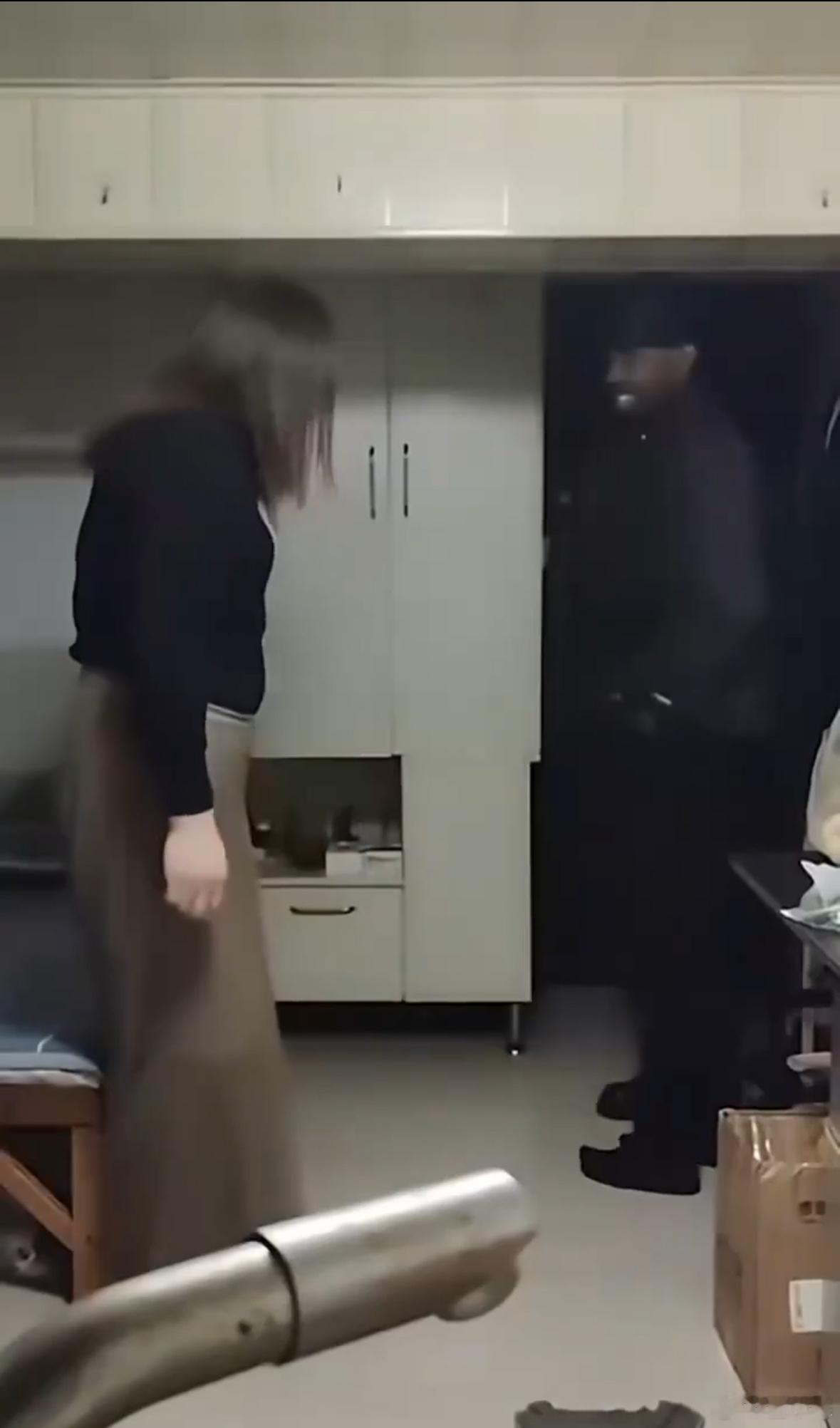 南京红老头事件居然还有黑人？？？还给黑人洗苹果吃[吃瓜]​​​