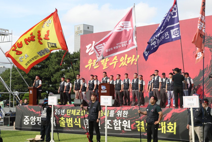 现代汽车韩国本土全面罢工了，时隔十年再来一轮。劳资谈了16轮彻底谈崩，不仅现代本部停工，核心零部件子