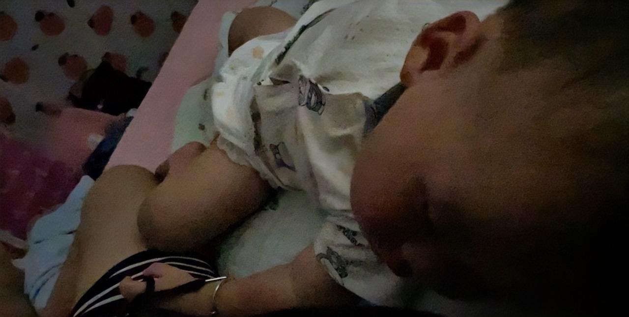 带娃以后才知道：1.你们家的宝宝也这样吗，睡觉的时候不是抱大腿就是拉裤腰带，就