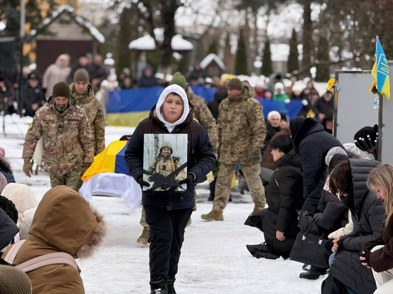 乌军士兵葬礼上惊现一个孩子八个爹的“奇观”。乌克兰媒体发布的乌克兰士兵的告别仪式