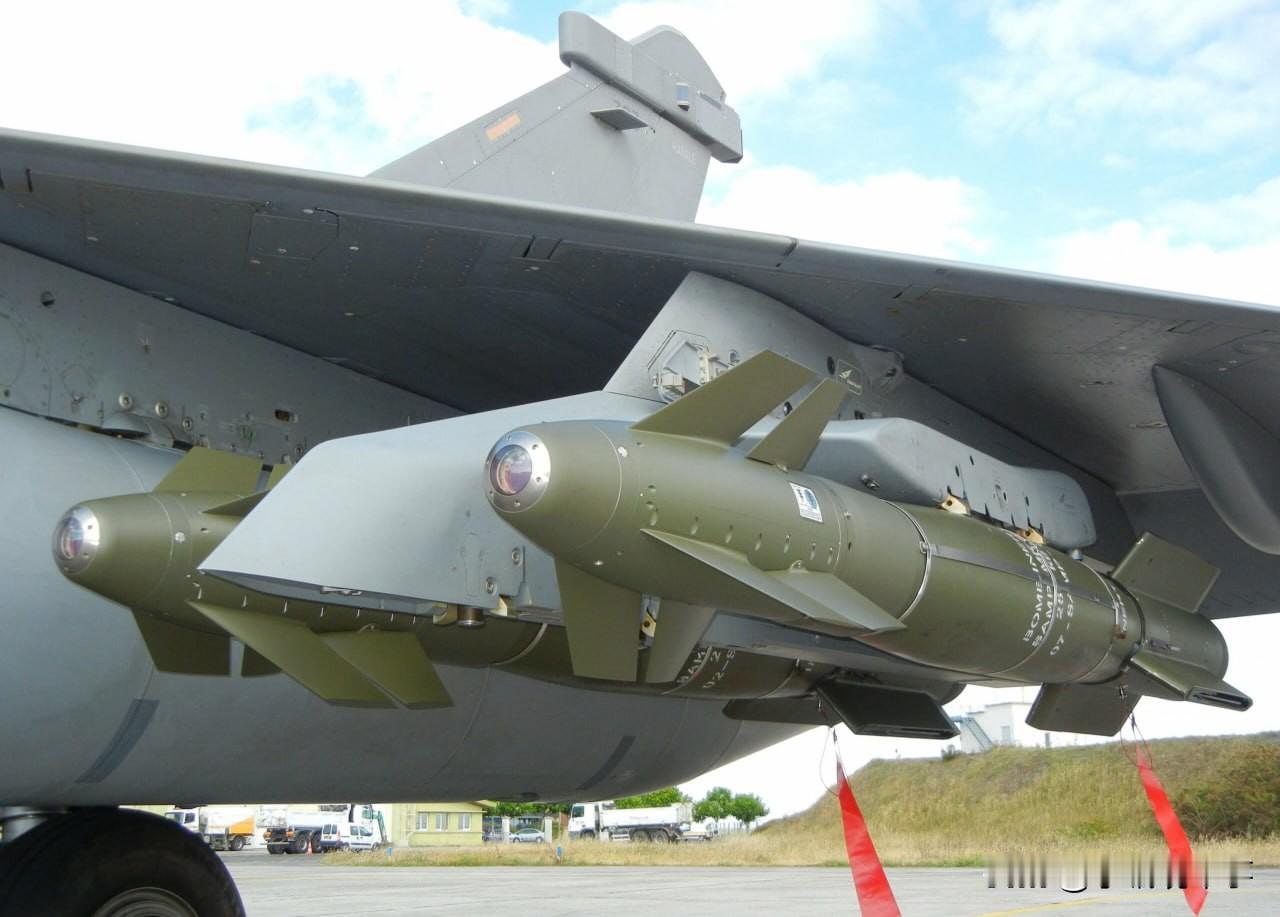 据报道，法国和挪威将投资为乌克兰采购法国制AASM“铁锤”制导航空炸弹。挪威