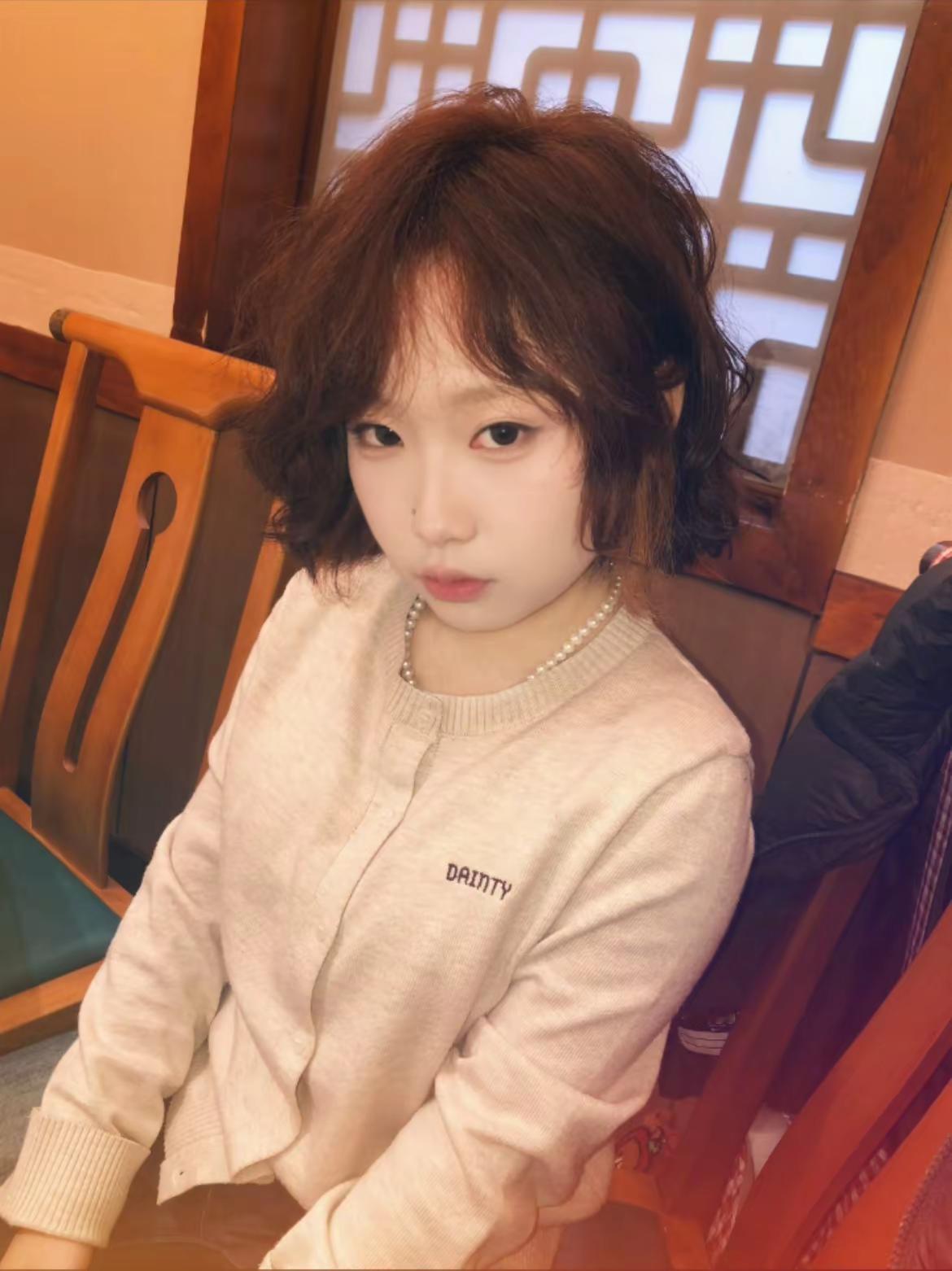 闭嘴帅的人先说话。